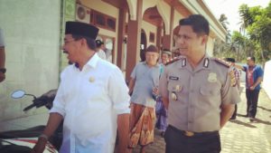 Sholat Jum’at di Masjid Al-Firdaus, Kapolres Boltim Menyapa Jamaah
