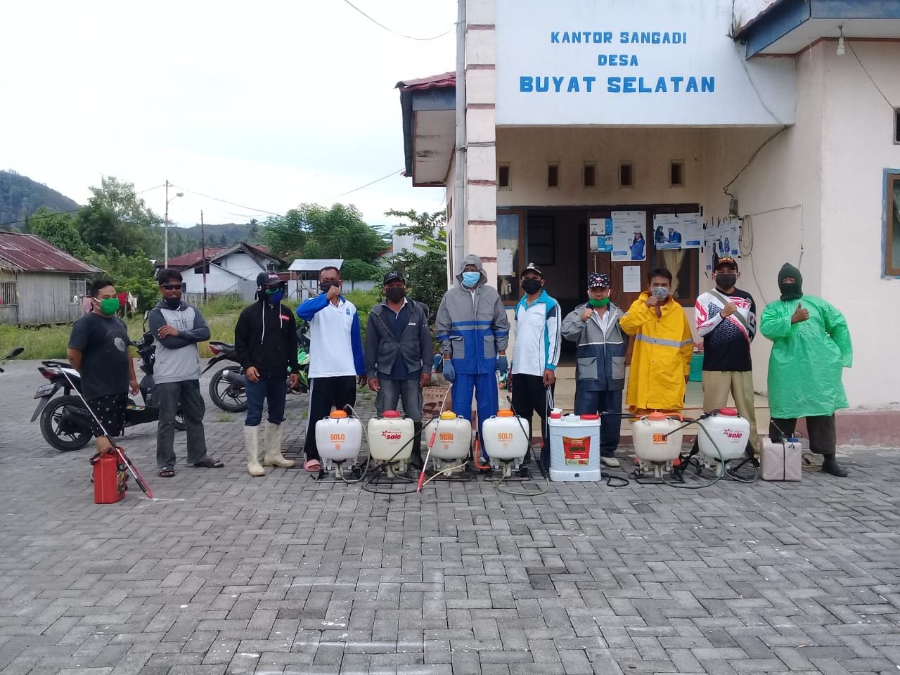 Selamatkan Warga Dari Serangan Covid-19, Pemdes Buyat selatan Desinfektan Rumah Warga