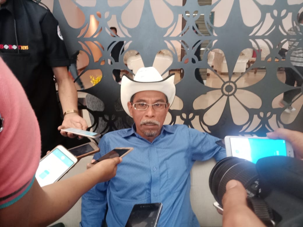 Bupati Sehan Landjar Segara Menyalurkan Bantuan Untuk Warga Boltim