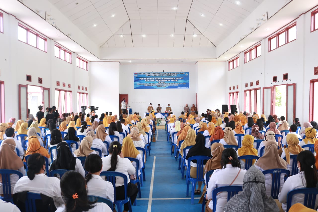 440 Guru Kontrak dan Operator Boltim Terima SK Bupati
