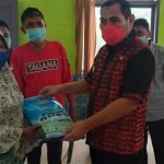 Pjs Bupati Boltim Christiano Talumepa Serahkan Stimulan PKH