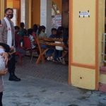 Demi Tugas Pengamanan Natal di Gereja, Polwan Berpangkat Brigpol Rela Bertugas Sambil Gendong Bayi