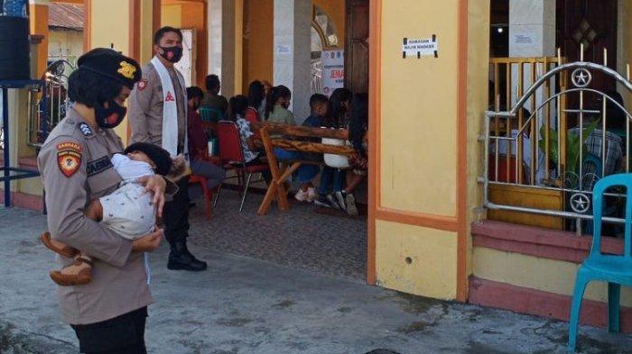 Demi Tugas Pengamanan Natal di Gereja, Polwan Berpangkat Brigpol Rela Bertugas Sambil Gendong Bayi