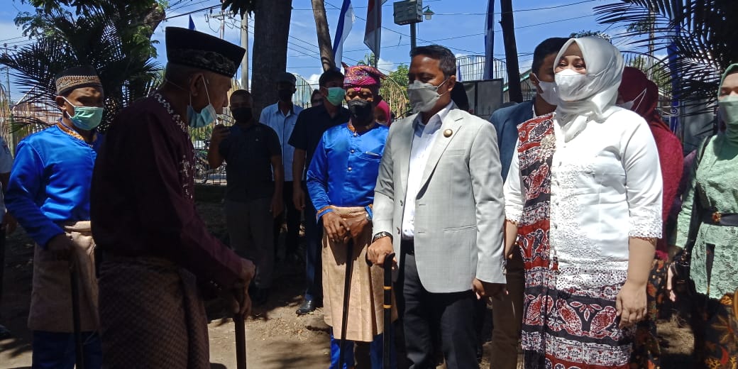 Disambut Dengan Adat Itum-Itum, Bupati Boltim Sachrul Mamonto Tempati Rudis Tutuyan