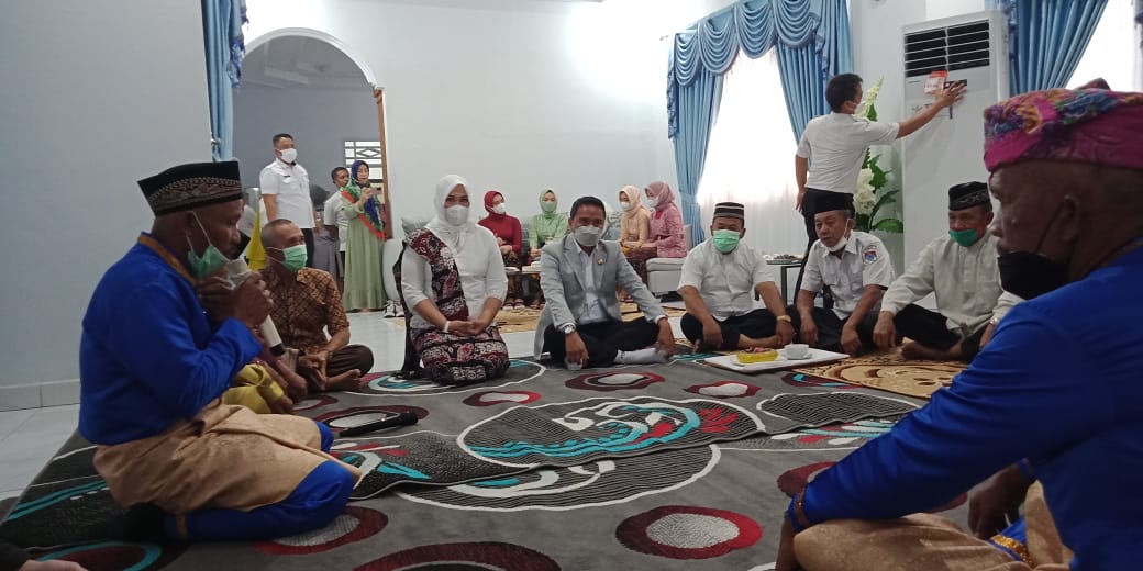 Disambut Dengan Adat Itum tum, Bupati Boltim Sachrul Mamonto Tempati Rudis Tutuyan