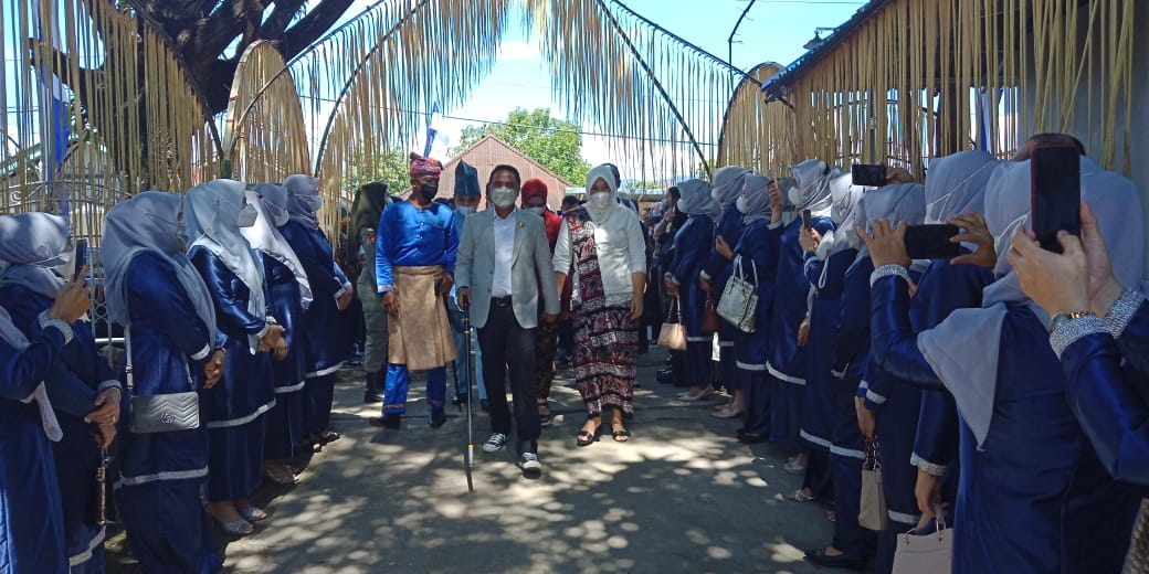 Disambut Dengan Adat Itum Itum, Bupati Boltim Sachrul Mamonto Tempati Rudis Tutuyan