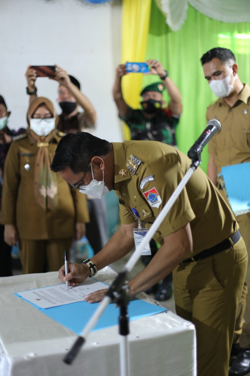 Bupati Mamonto Lantik Pj Sangadi Moyongkota, Heny Eva