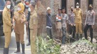 Tinjau Sekaligus Serahkan Bantuan Pasca Banjir, Bupati dan Ketua TP-PKK Beri Penguatan Warga Motongkat