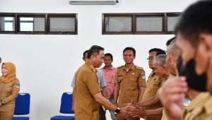 Bupati Sachrul Mamonto Serahkan Kendis ke Desa