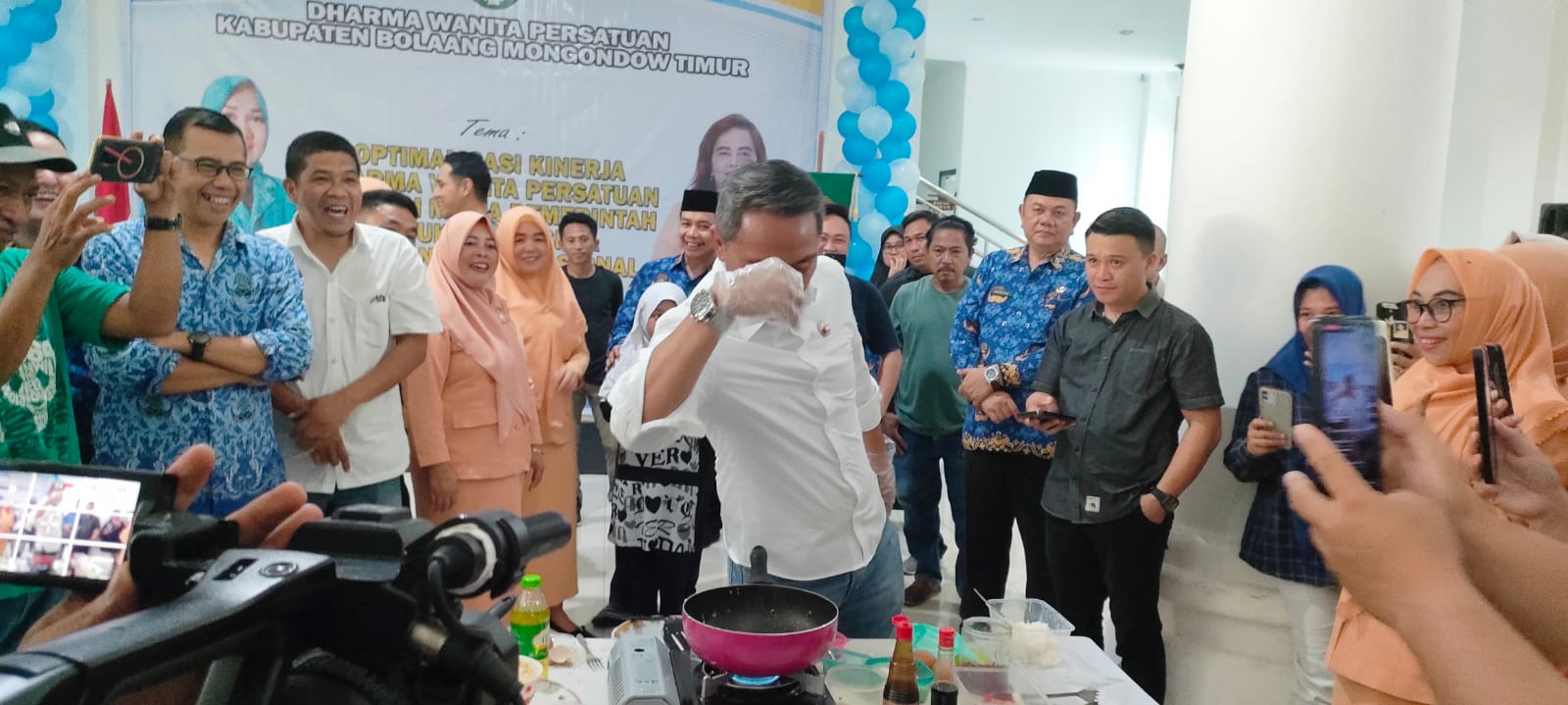 Bupati Sachrul Mamonto Bertindak Chef di HUT Dharma Wanita Persatuan Kabupaten Boltim