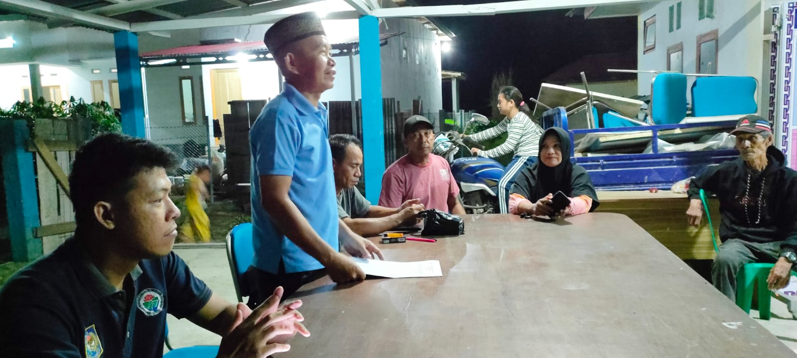 Kades Buyat Tengah Busran Modeong Salur BLT Berkah Ramadhan