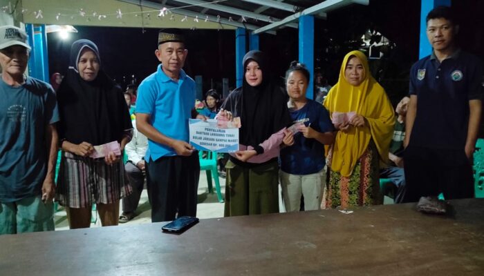 Kades Buyat Tengah Busran Modeong Salur BLT Berkah Ramadhan