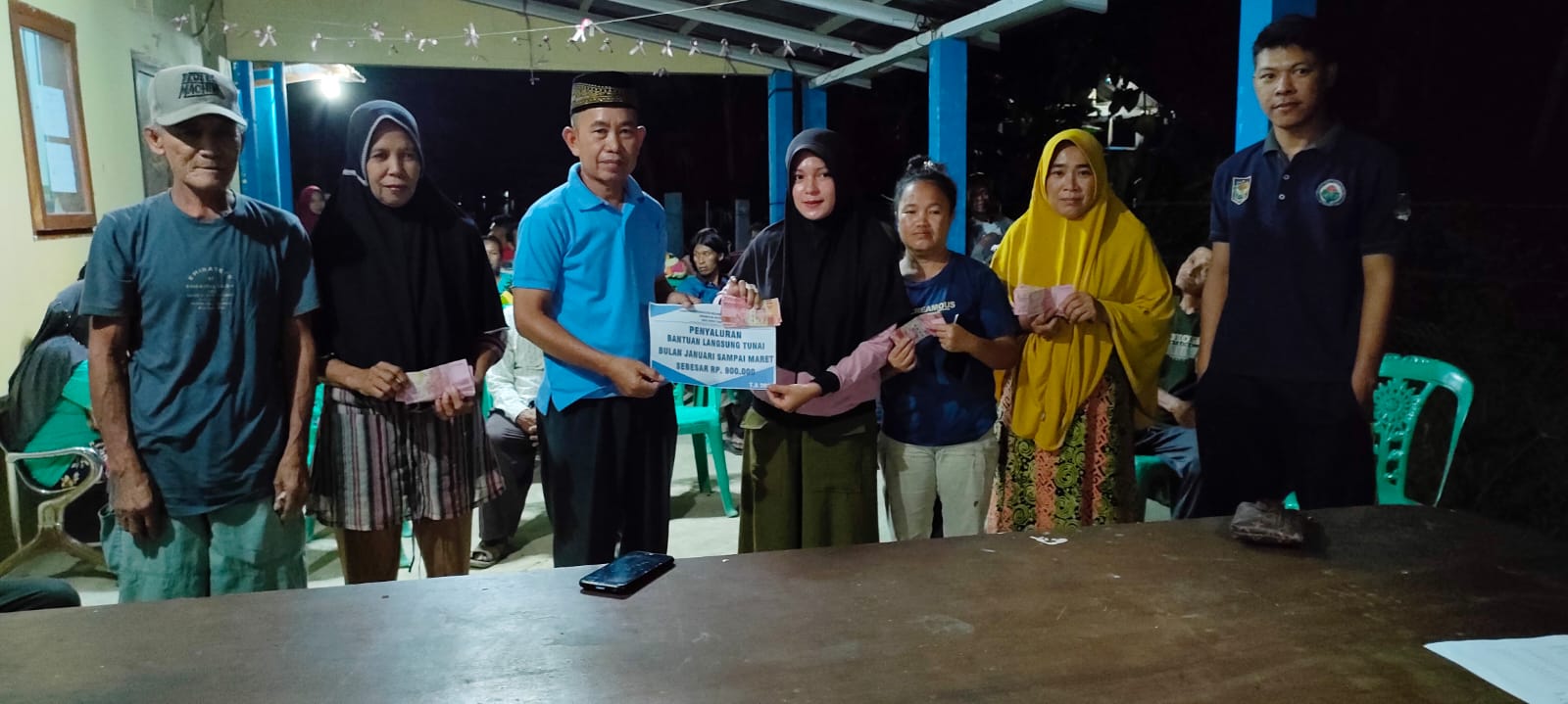 Kades Buyat Tengah Busran Modeong Salur BLT Berkah Ramadhan