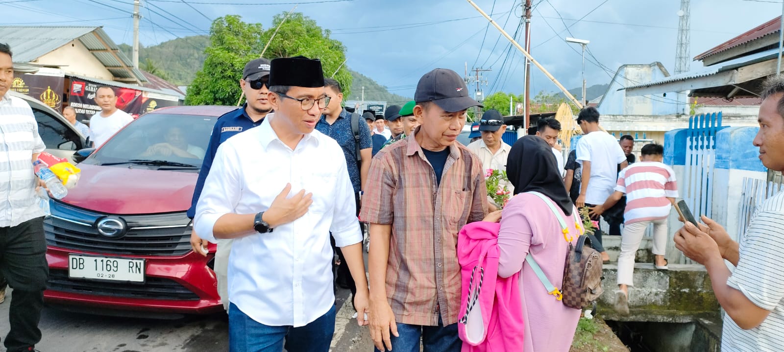 Kepala Desa Buyat Tengah dan Masyarakat Sambut Kedatangan Bupati Pada Acara Halal Bi Halal