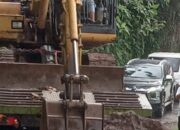 Louis Fahli Samola Gerakkan Ekskavator Buka Jalan Longsor, Warga: Pemuda Ini Datang Bawa Solusi