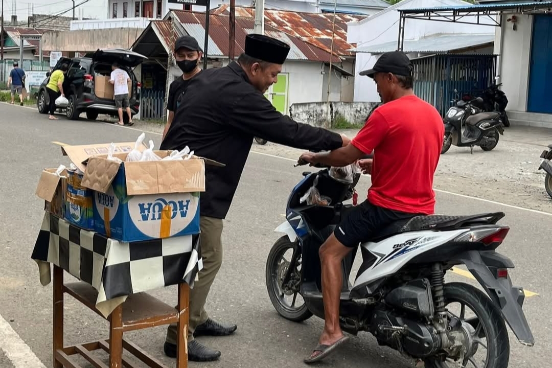 Rahman Salehe Berbagi Takjil